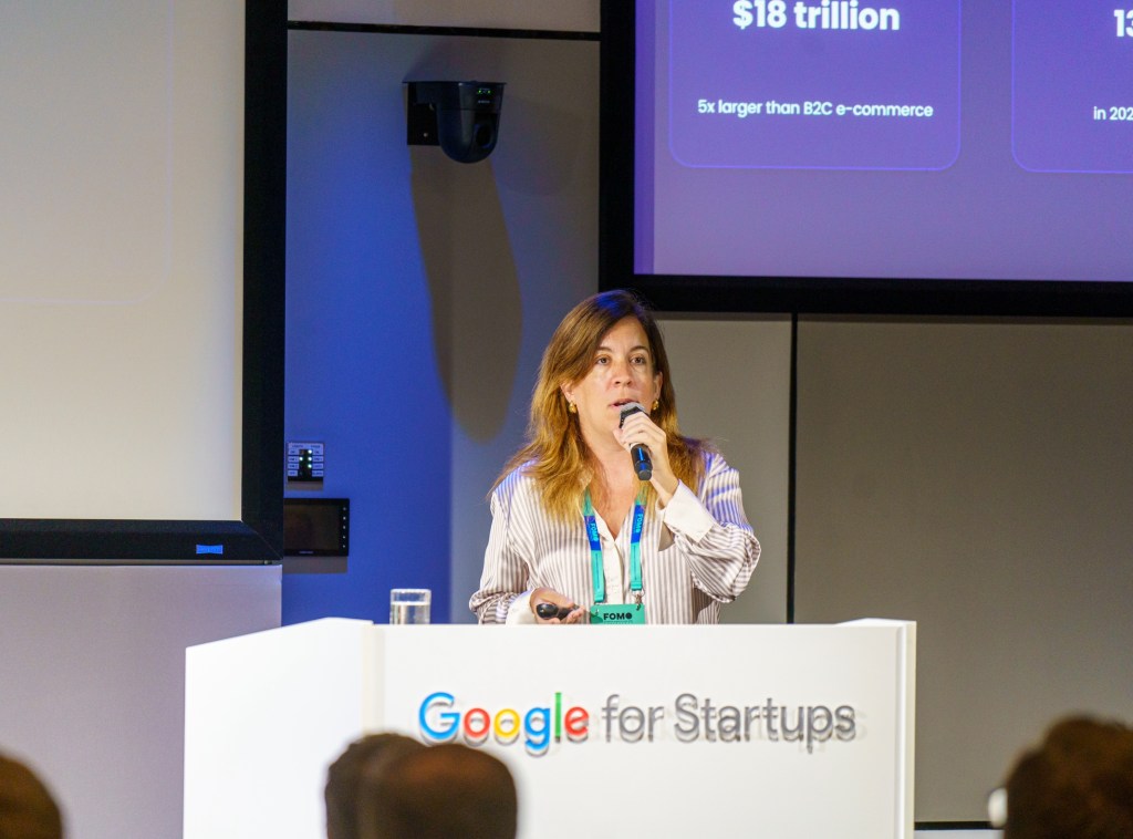 Presentando sobre los retos de fintech de las marketplaces en la conferencia FOMO en Varsovia, Sept. 2023.